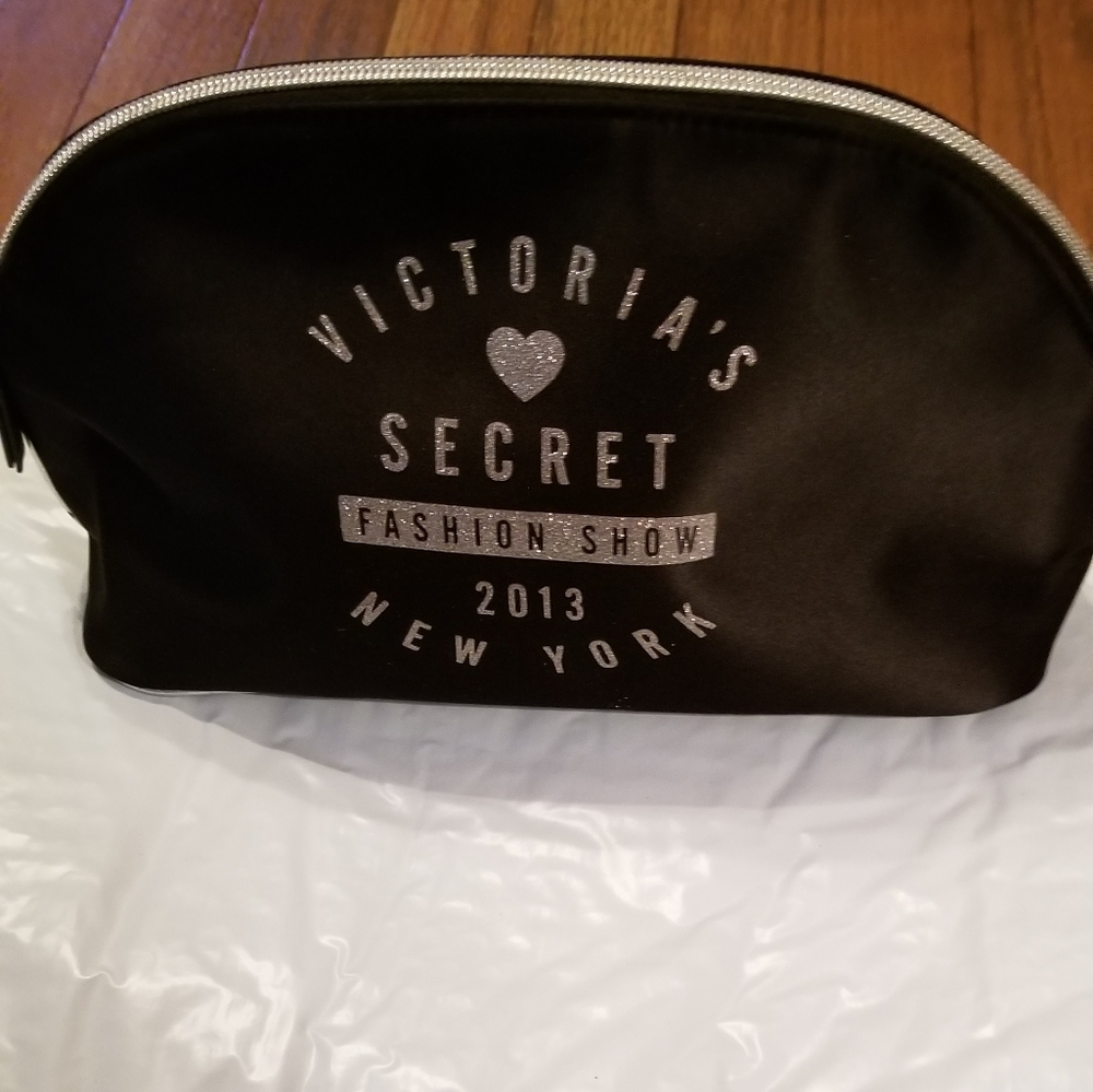 NWOT VICTORIA'S SECRET FASHION SHOW 2013 NEW YORK MAKEUP CASE.